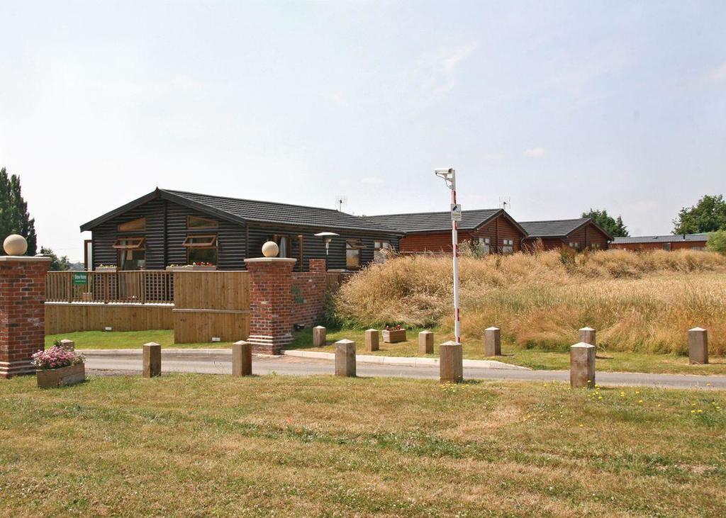 Weston Wood Lodges Melbourne  Eksteriør billede